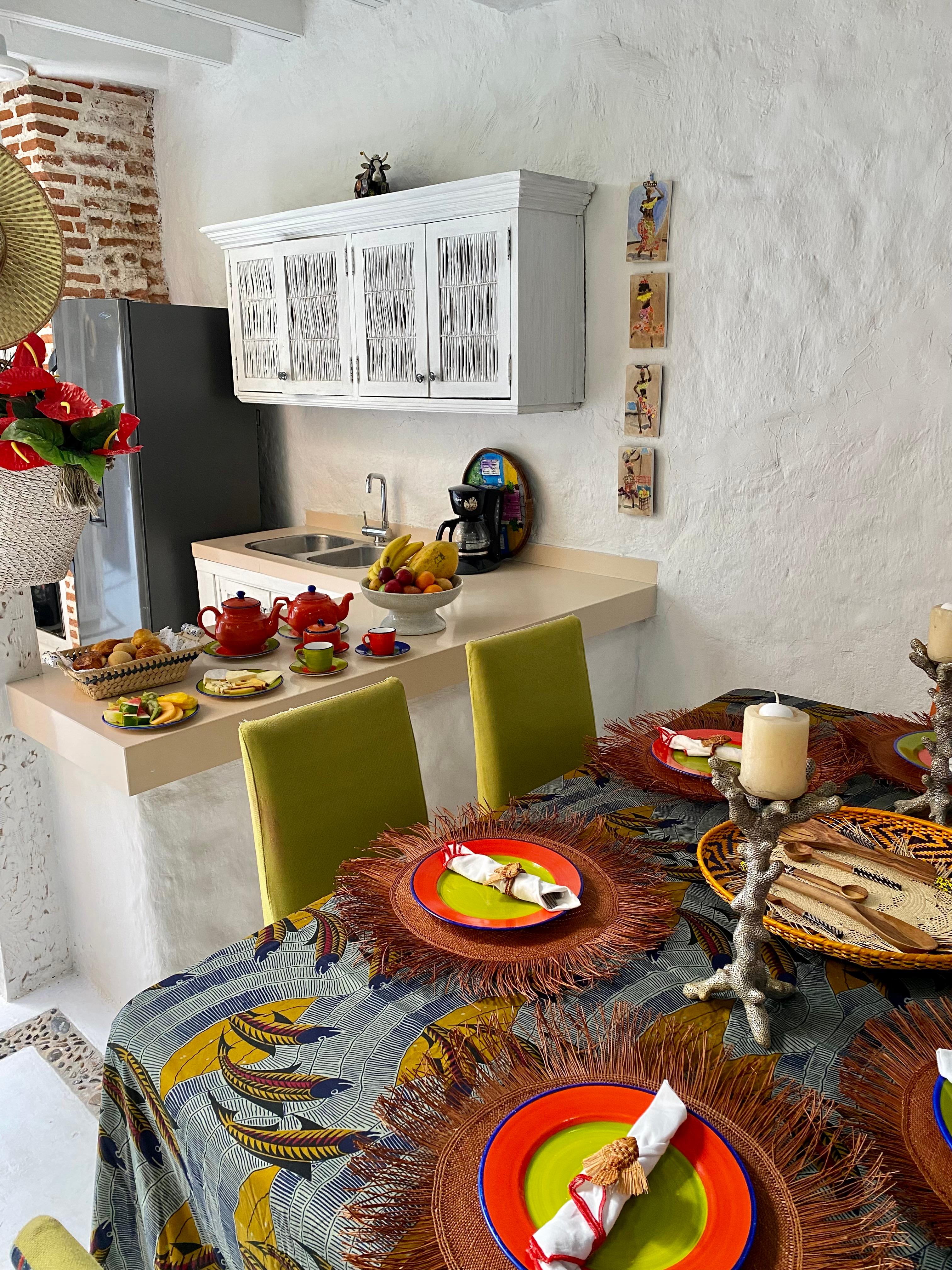 Cocina integrada con comedor decorado estilo africano en casa privada de Cartagena de Indias