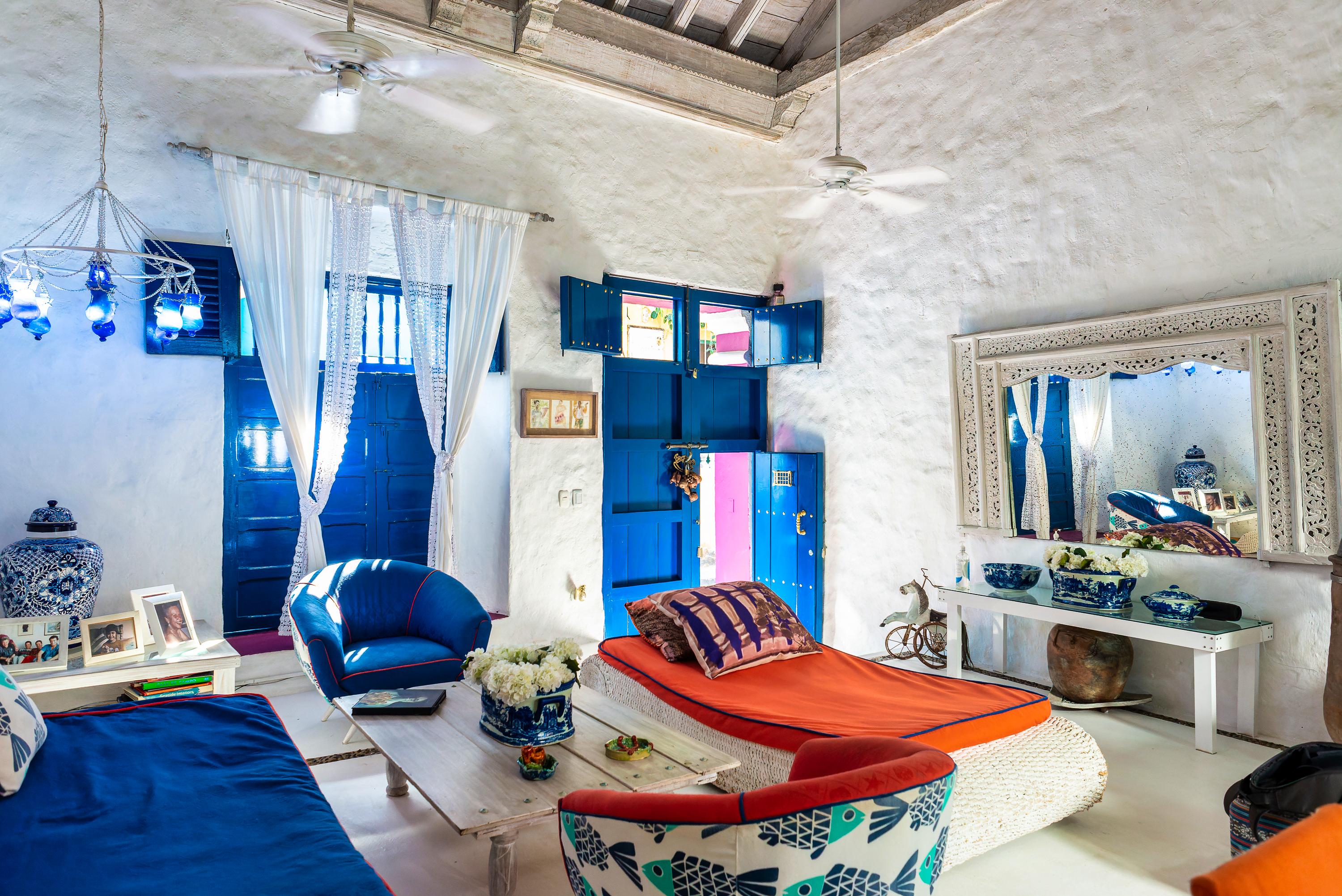 Sala principal de casa privada en Cartagena con decoración azul y naranja estilo colonial