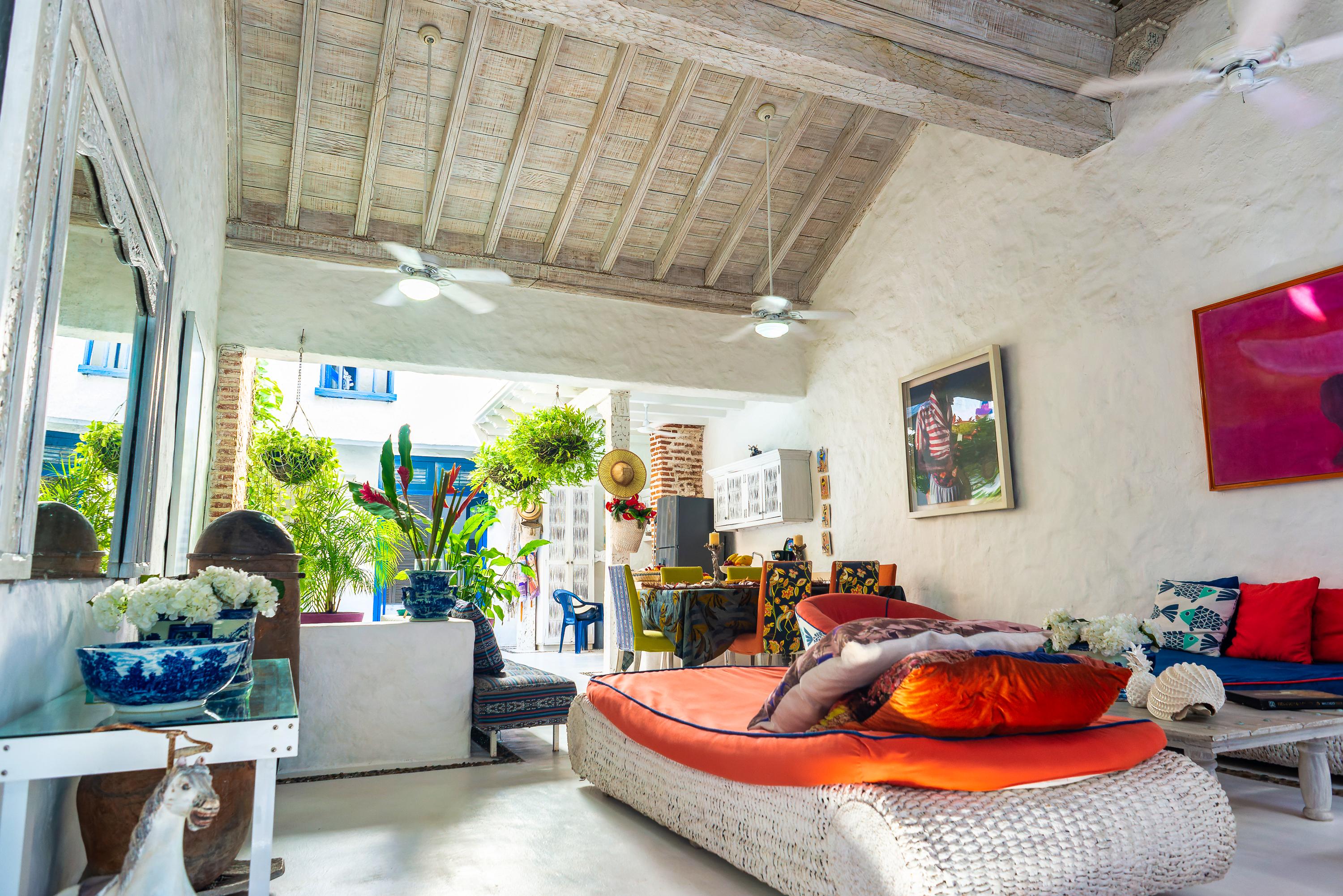 Habitación principal con cama redonda y decoración tropical en casa privada de Cartagena de Indias