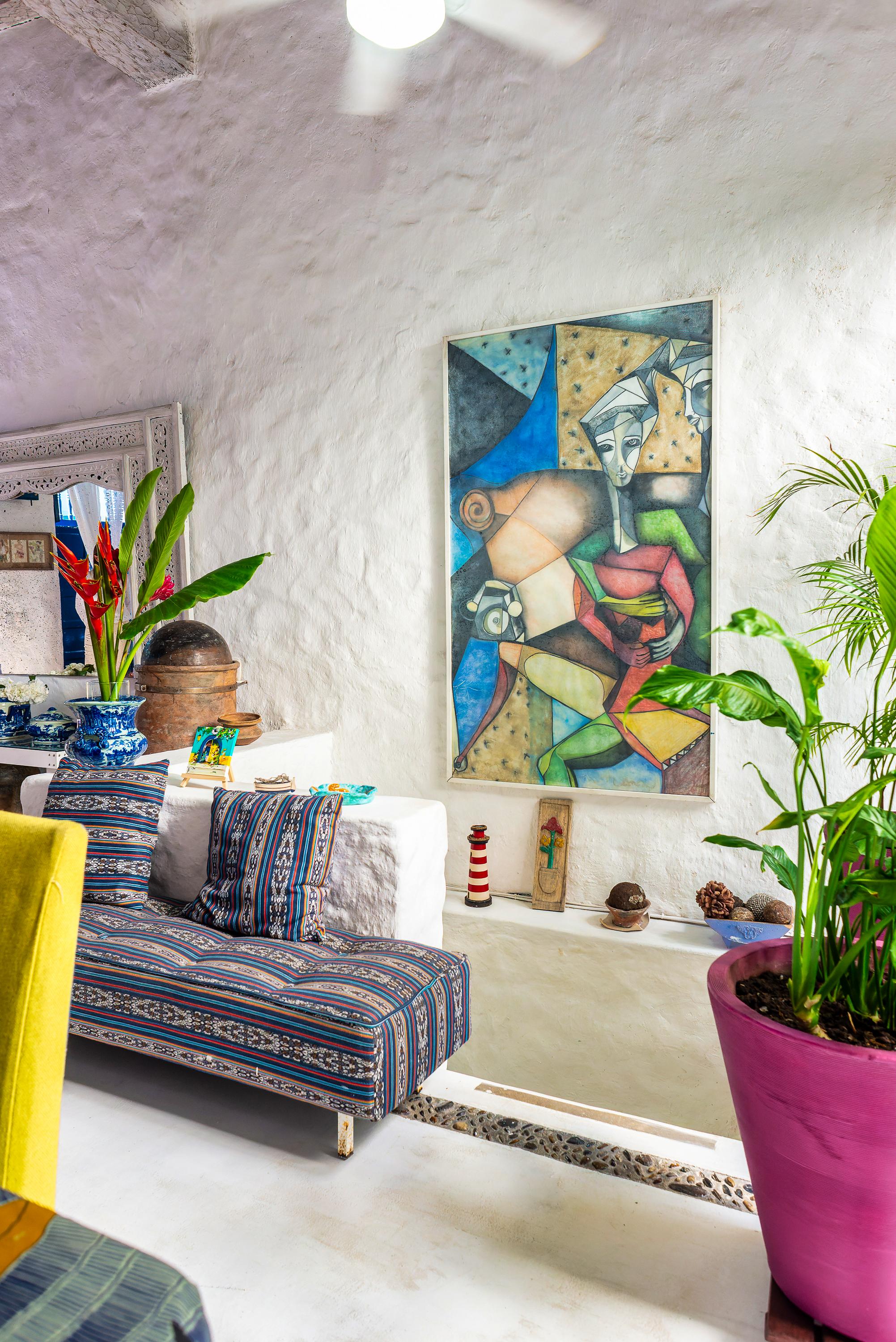 Sala de estar vibrante con arte moderno y decoración tropical en casa privada Cartagena de Indias