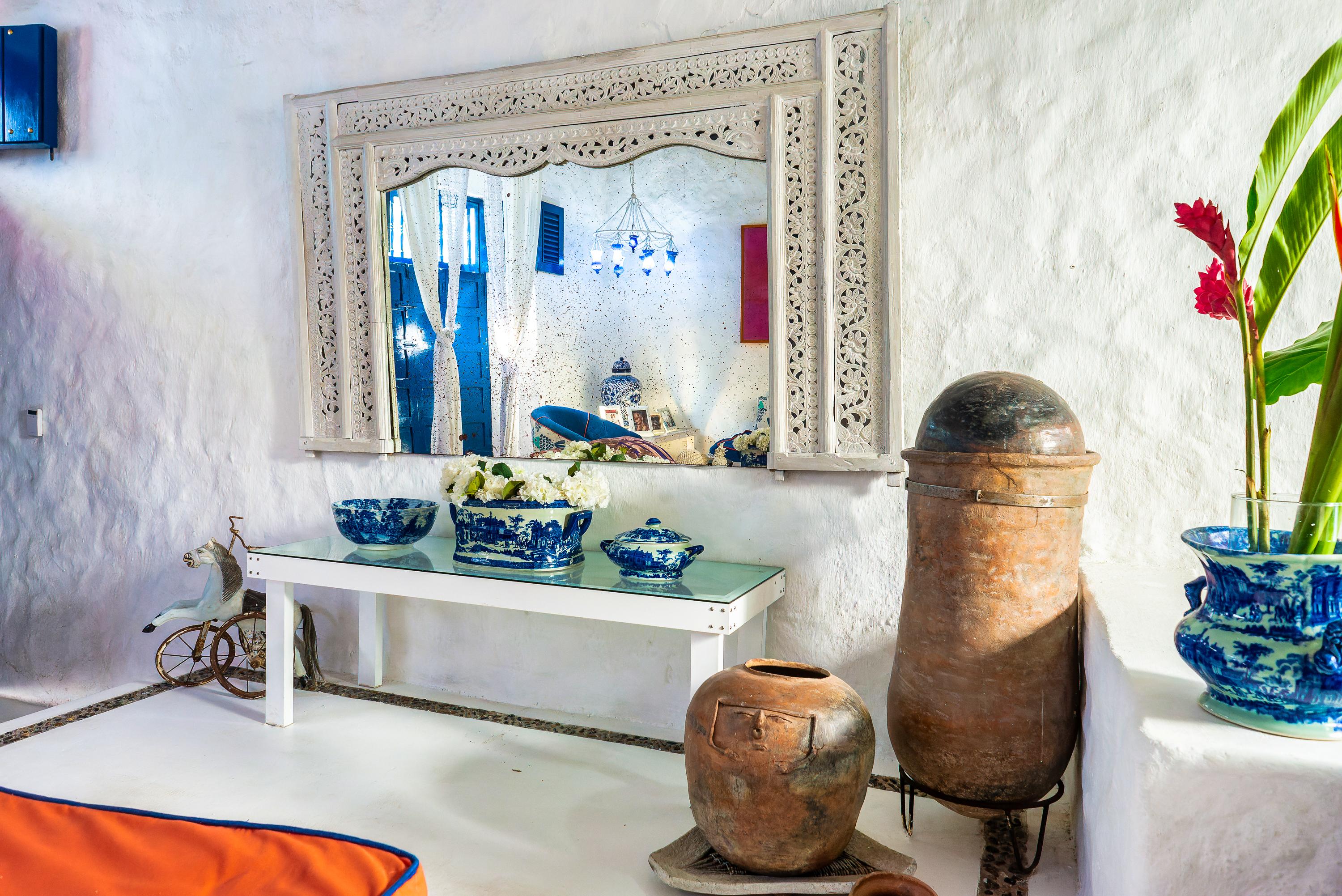 Elegante decoración colonial con cerámica azul y espejos ornamentados en casa privada Cartagena de Indias