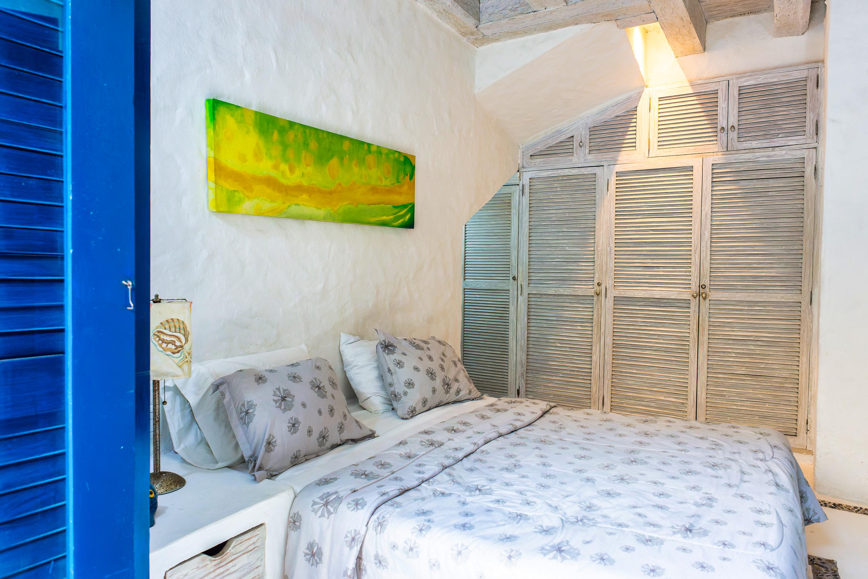 Habitación privada con decoración tropical en casa de Cartagena de Indias con arte colorido