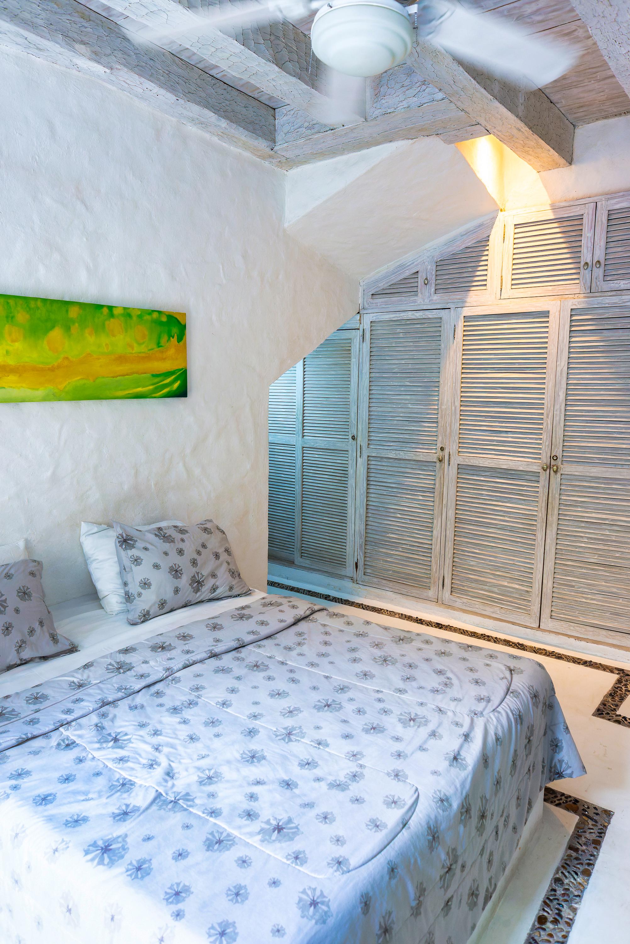 Habitación privada con cama doble y closet de madera en casa colonial de Cartagena de Indias