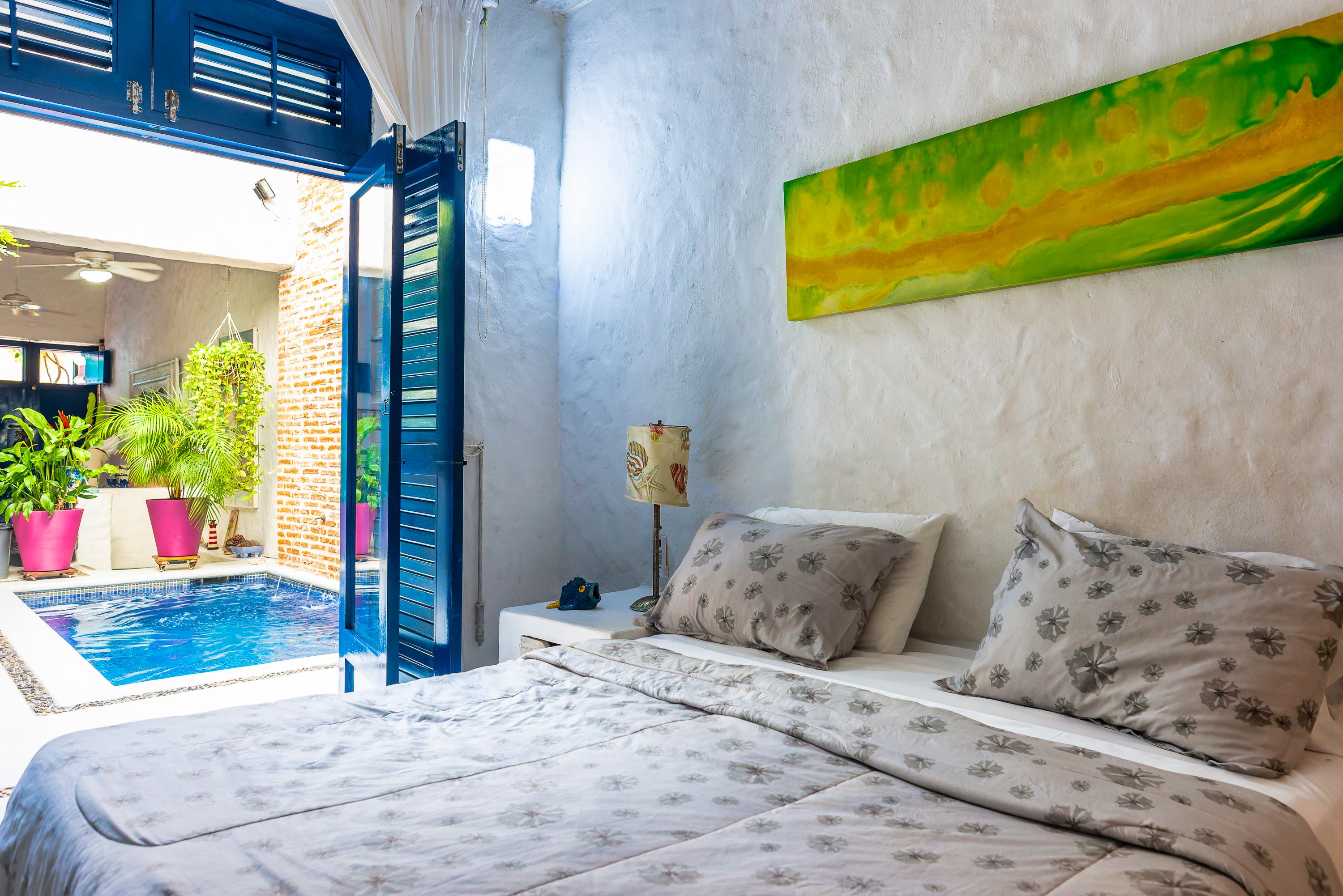 Habitación principal con vista a piscina en casa privada de Cartagena de Indias