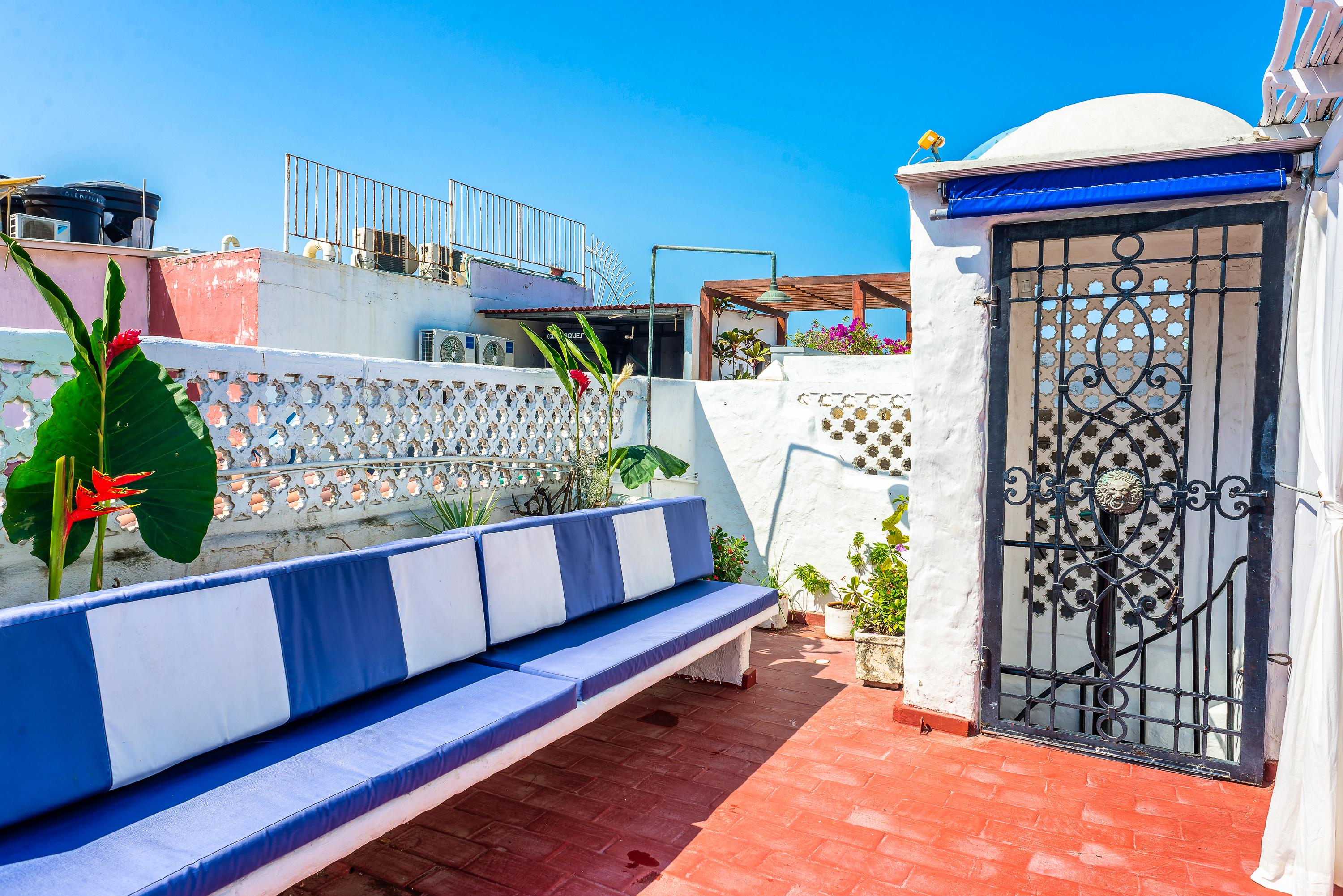 Terraza privada con bancas azules y blancas en casa colonial de Cartagena de Indias