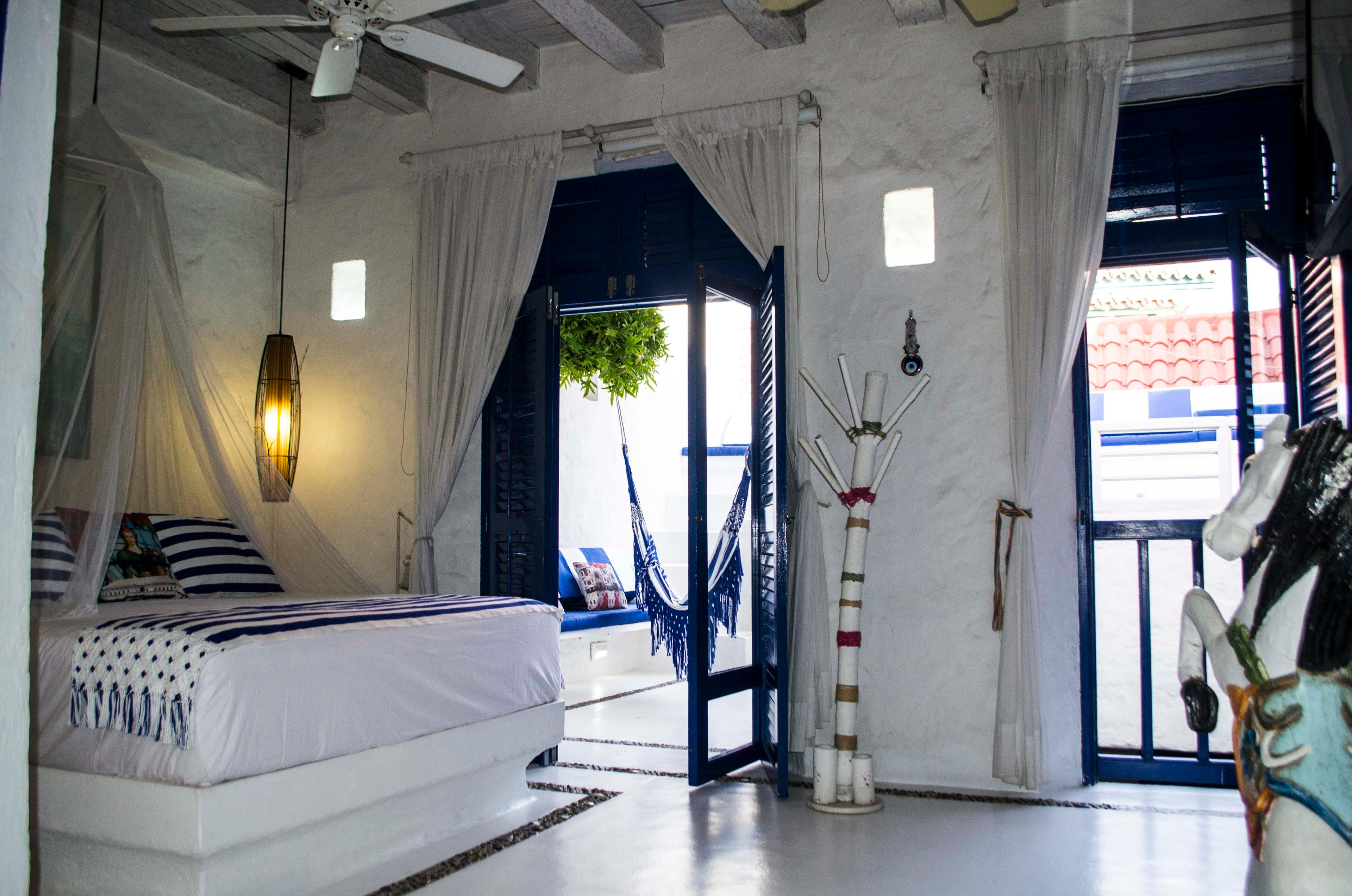 Habitación principal con cama doble y balcón en casa privada colonial de Cartagena de Indias