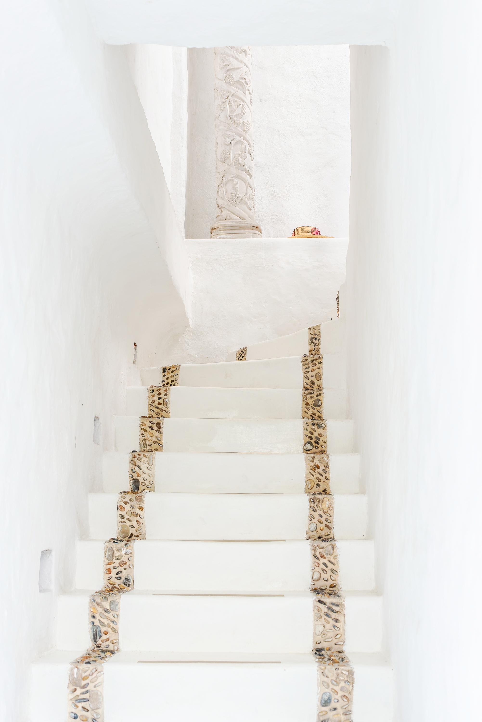 Escaleras de piedra natural con detalles artesanales en casa privada de Cartagena de Indias