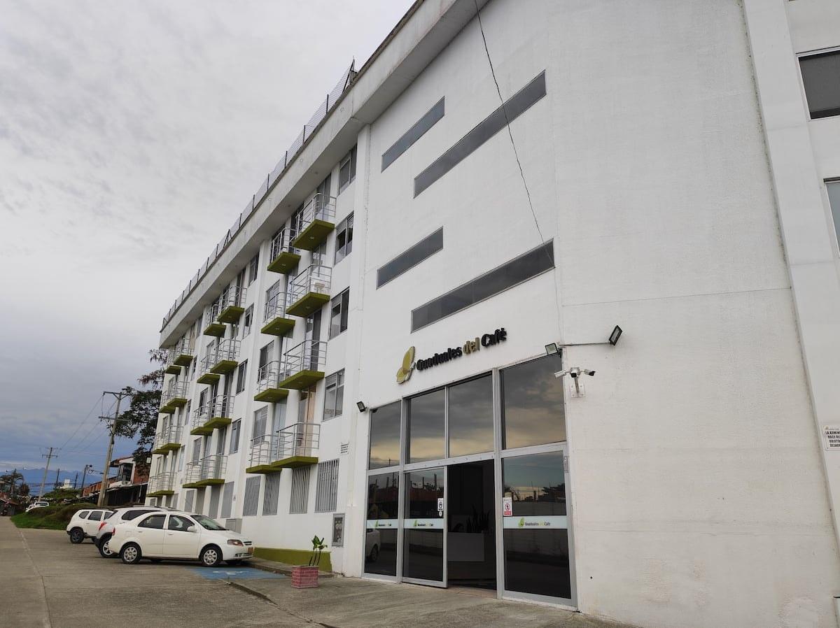 Fachada moderna de apartamento vacacional con balcones verdes en Montenegro cerca parque del café