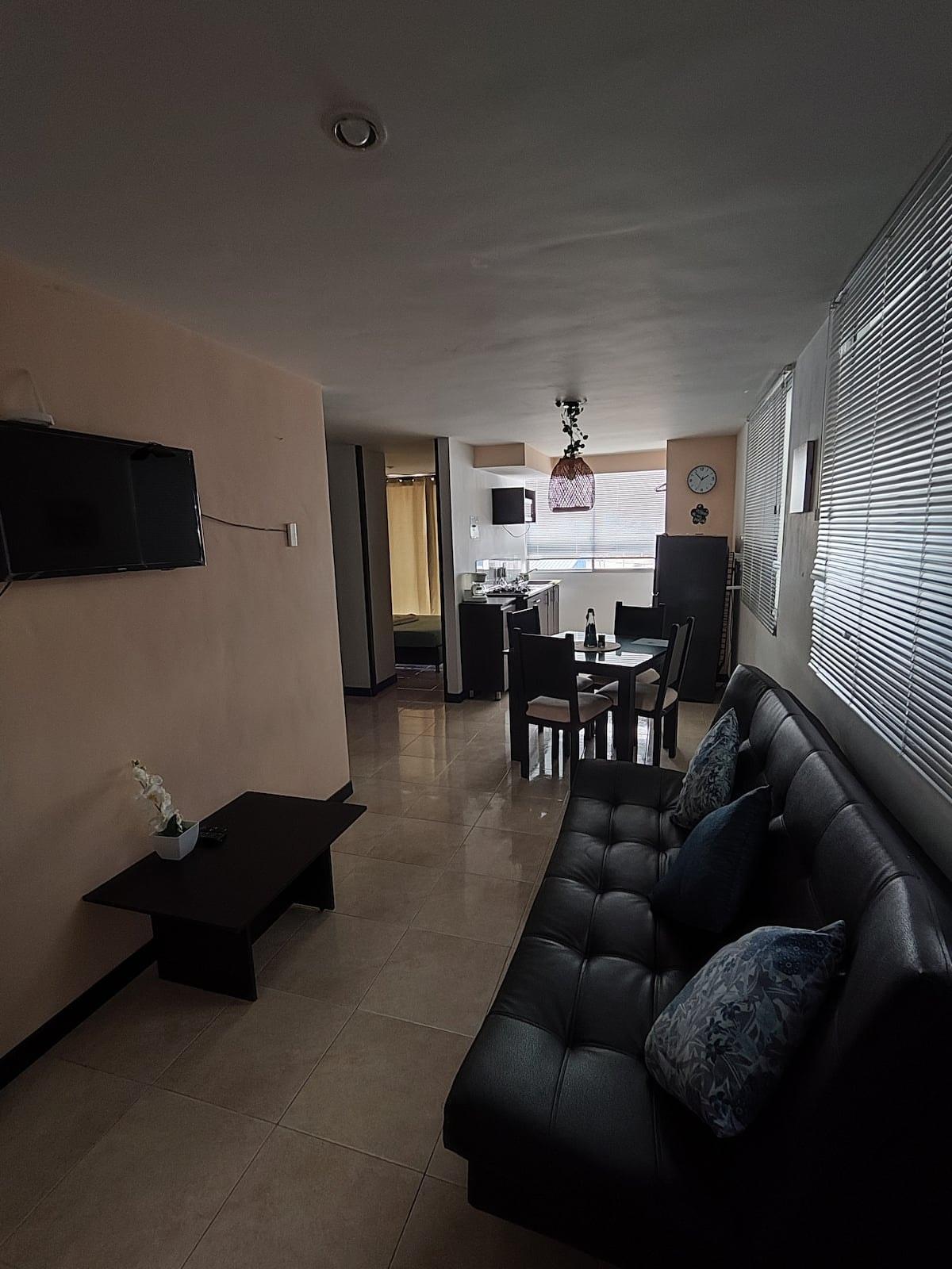 Sala y comedor moderno de apartamento vacacional en Montenegro cerca del Parque del Café