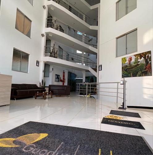 Lobby moderno con escaleras y recepción en apartamento El Rincón del Café Montenegro