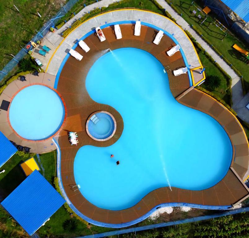 Vista aérea de piscina con forma de corazón en apartamento El Rincón del Café en Montenegro