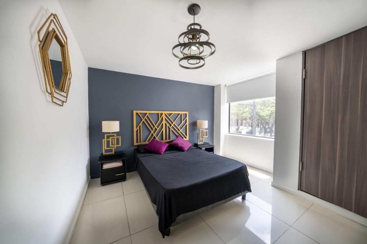 2 bedroom apartment - one block from Lleras park, P1