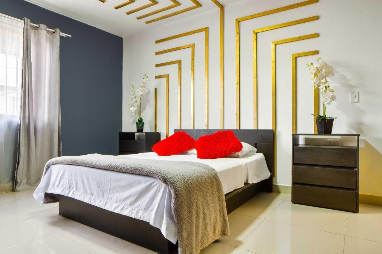 5 bedroom, with Arcade machine and foosball, 1 block from Lleras park P3