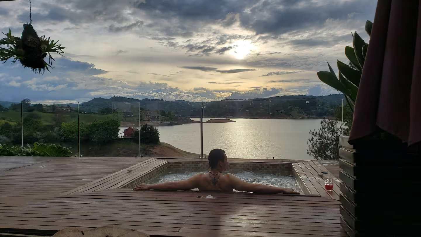 Jacuzzi privado con vista panorámica al lago Guatapé en villa de lujo en Peñol