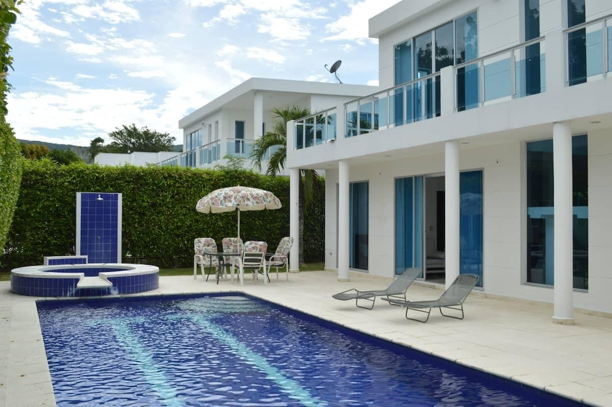 Casa moderna con piscina azul, terraza amplia y jacuzzi en Apulo, ideal para vacaciones tropicales