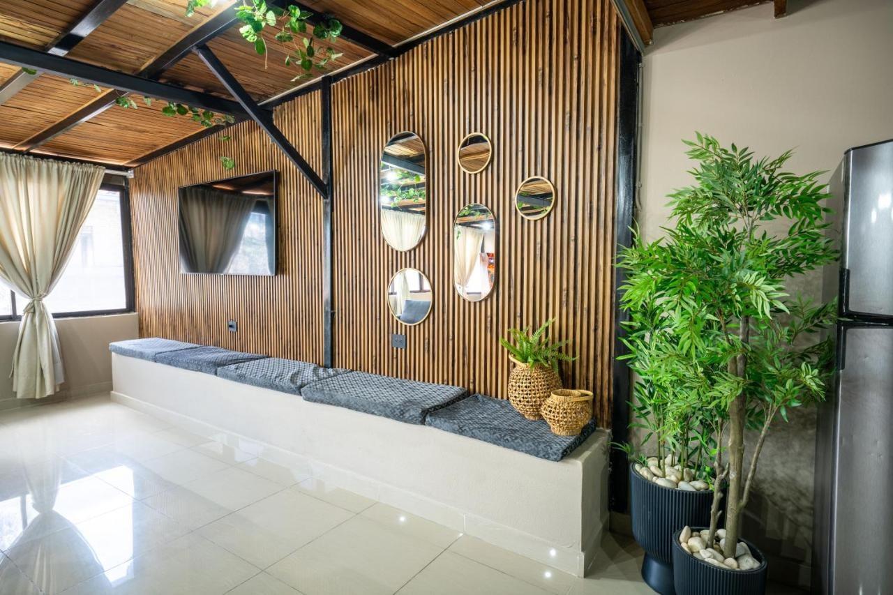 6 bedroom penthouse with pool table- 1 block from Lleras park p4 photo 6