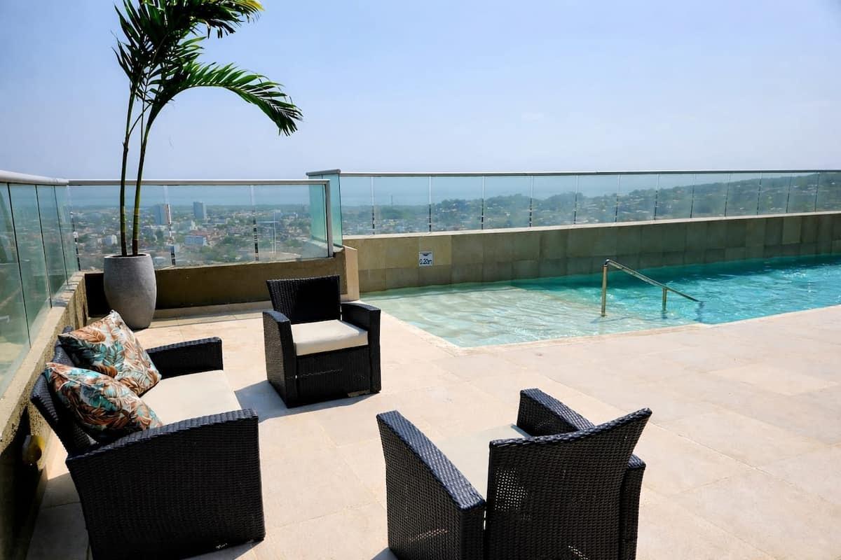 Terraza con piscina y muebles de exterior en apartamento con vista panorámica en Cartagena