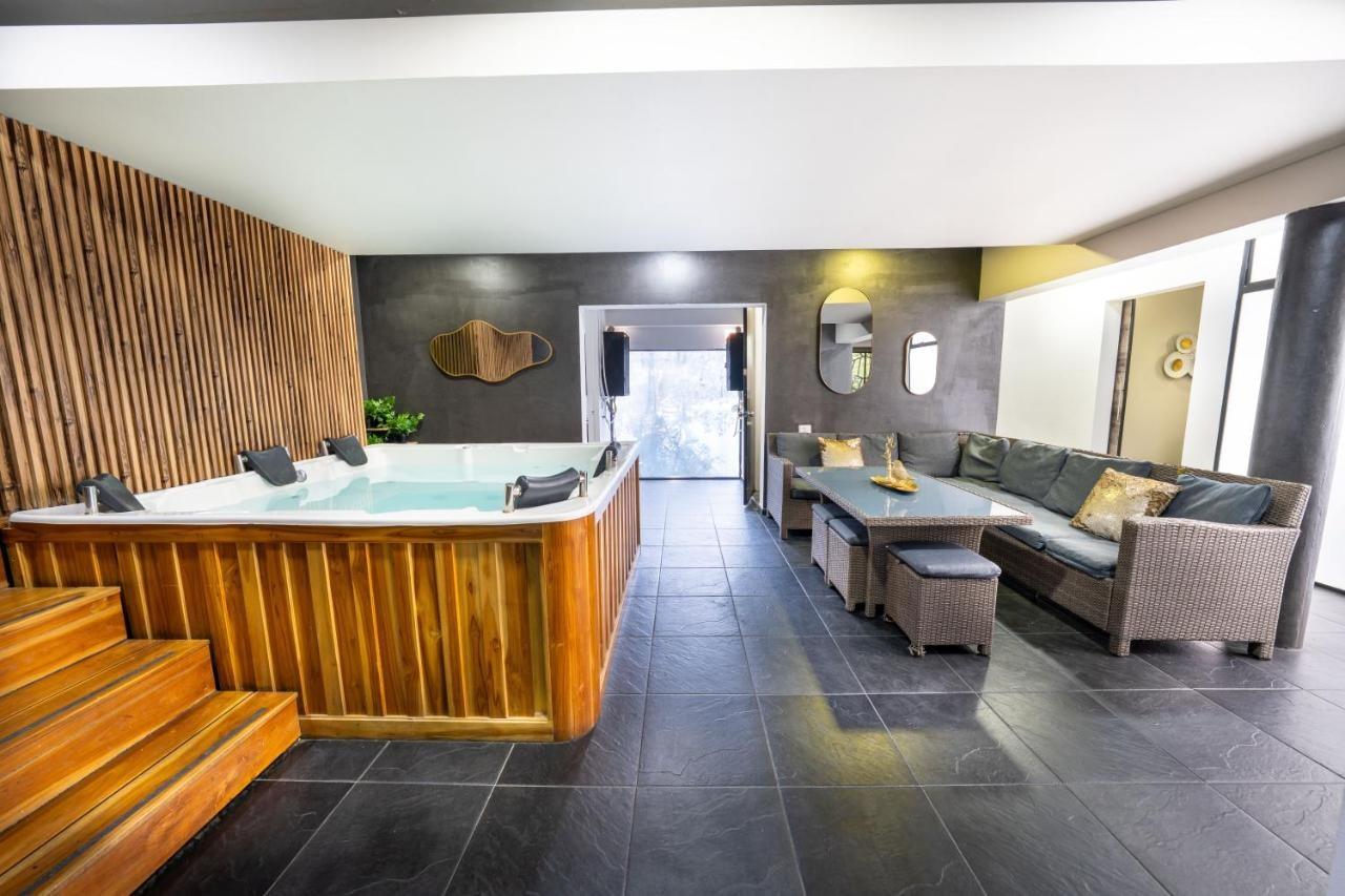 Zona social con jacuzzi y sofás en apartamento de lujo cerca de Lleras en Medellín