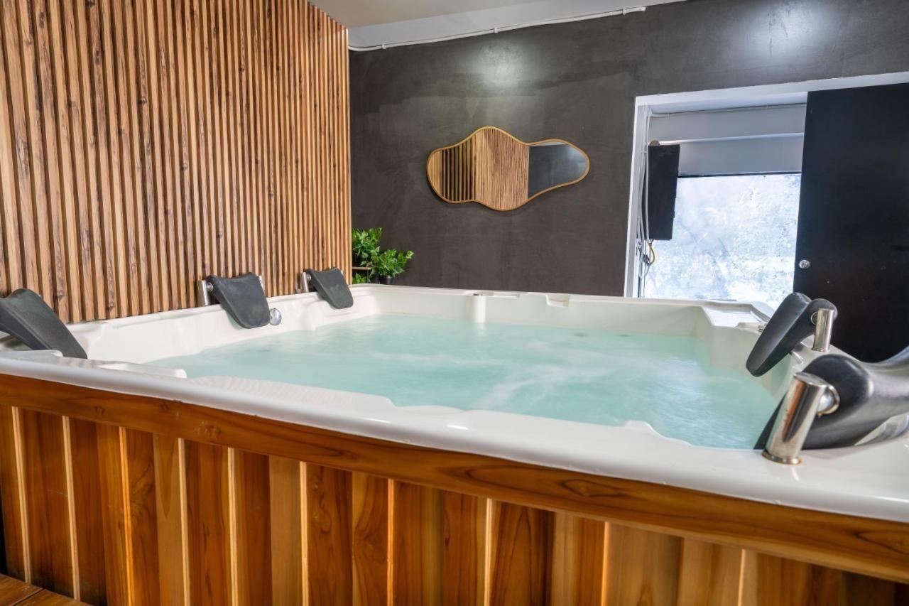 Jacuzzi privado con acabados en madera en apartamento de 6 habitaciones cerca de Lleras en Medellín