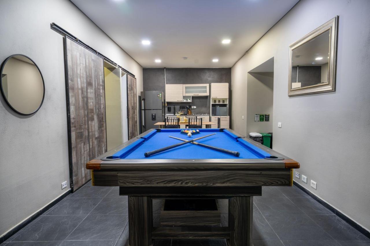 Mesa de billar azul en zona social de apartamento de lujo cerca al Parque Lleras en Medellín
