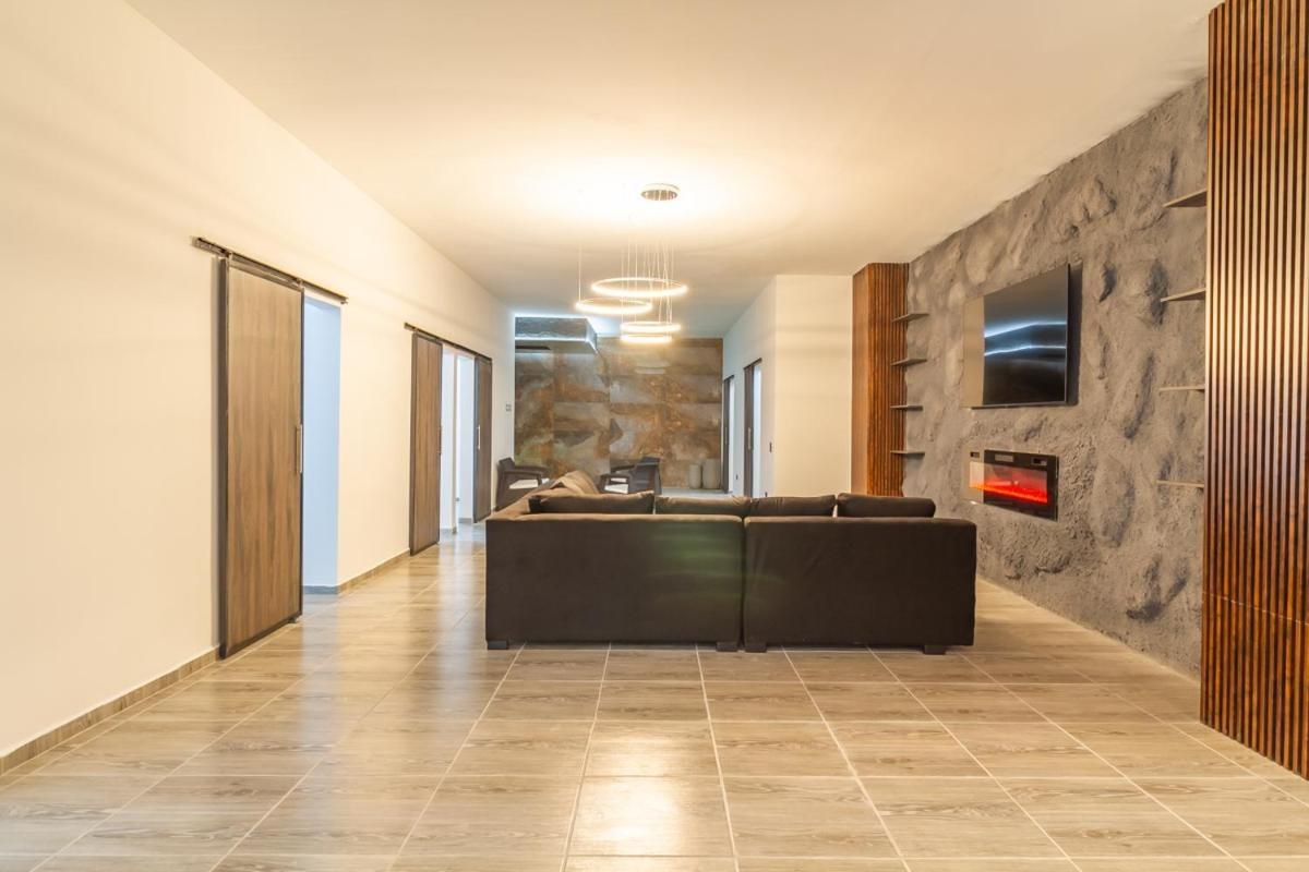 Sala de estar moderna con chimenea y muebles elegantes en apartamento de lujo en Medellín