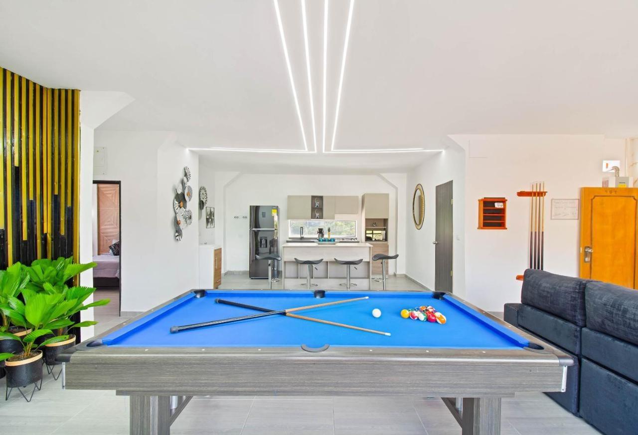 2 bedroom top floor with pool table, 1 block from Lleras park p9
