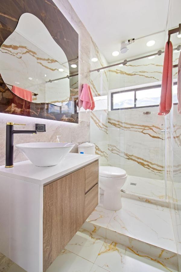 2 bedroom top floor with pool table, 1 block from Lleras park p9