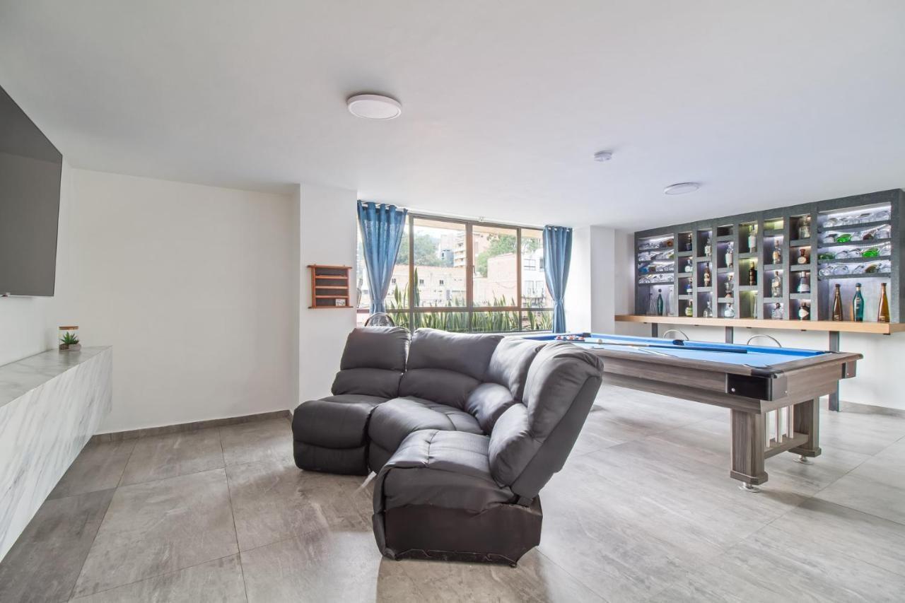 Zona social moderna con mesa de billar y sofá en apartamento de Medellín cerca al Parque Lleras