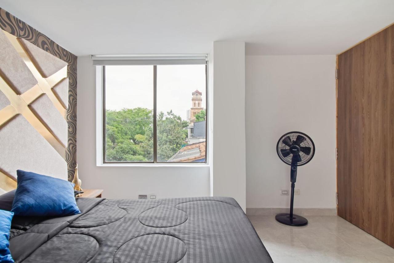 Habitación moderna con cama doble y ventilador en apartamento de Medellín cerca Parque Lleras