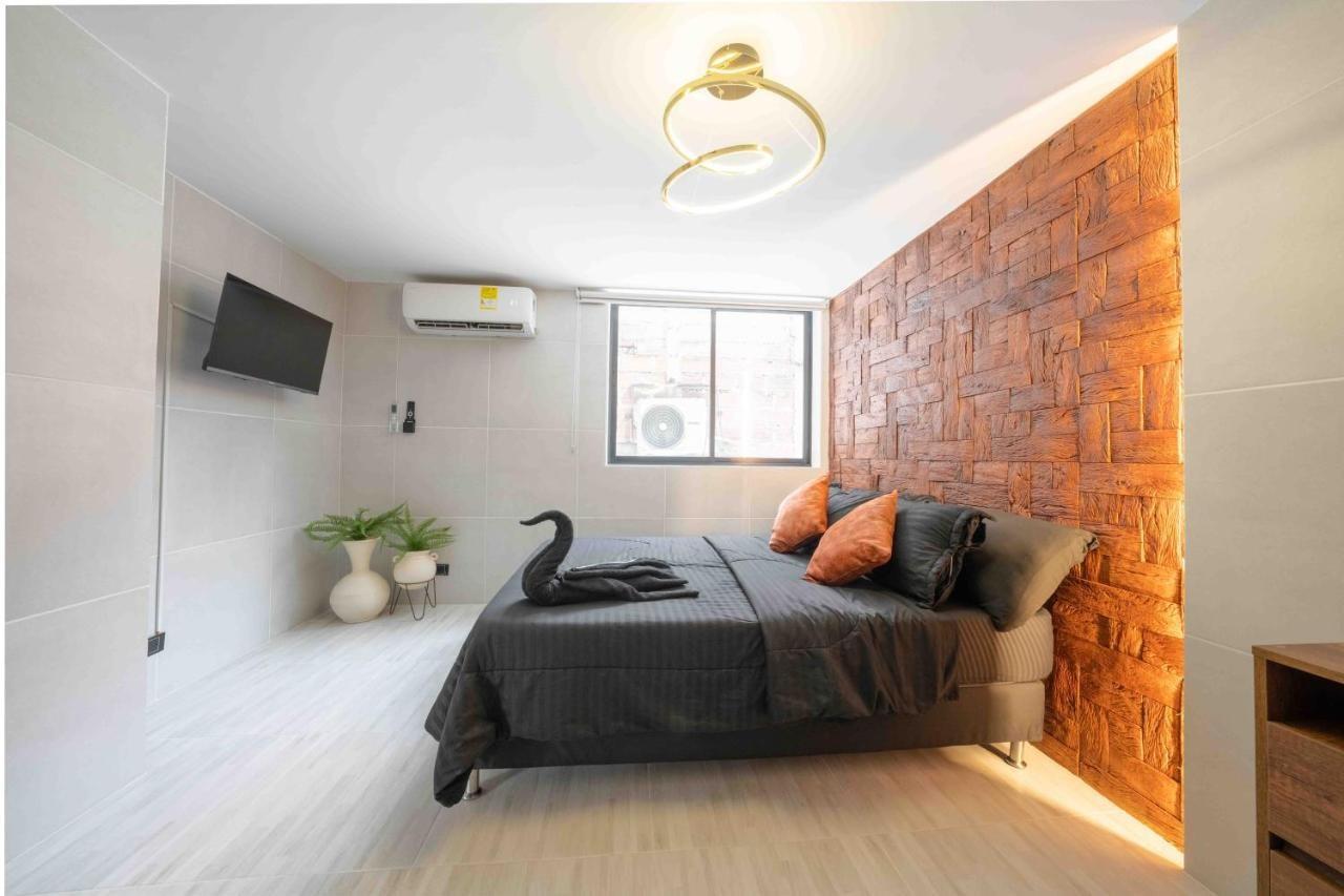 3 bedroom apartment, one block from lleras park p12 in medellin photo 8