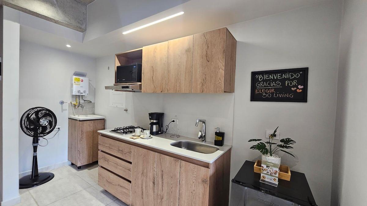 Cocina moderna completamente equipada en loft con aire acondicionado en Medellín, apartamento vacacional