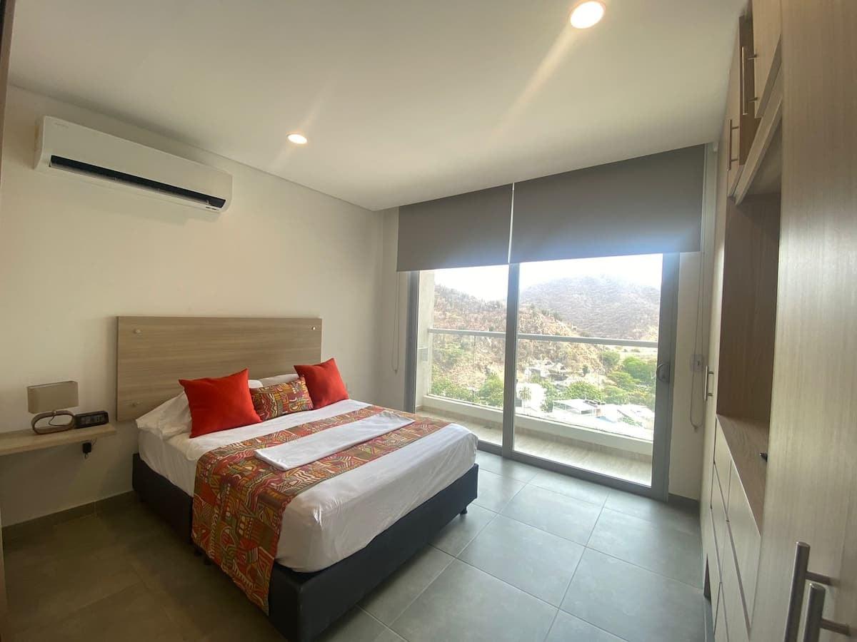 Habitación principal de Premium Suite con balcón en Santa Marta con vista panorámica a las montañas