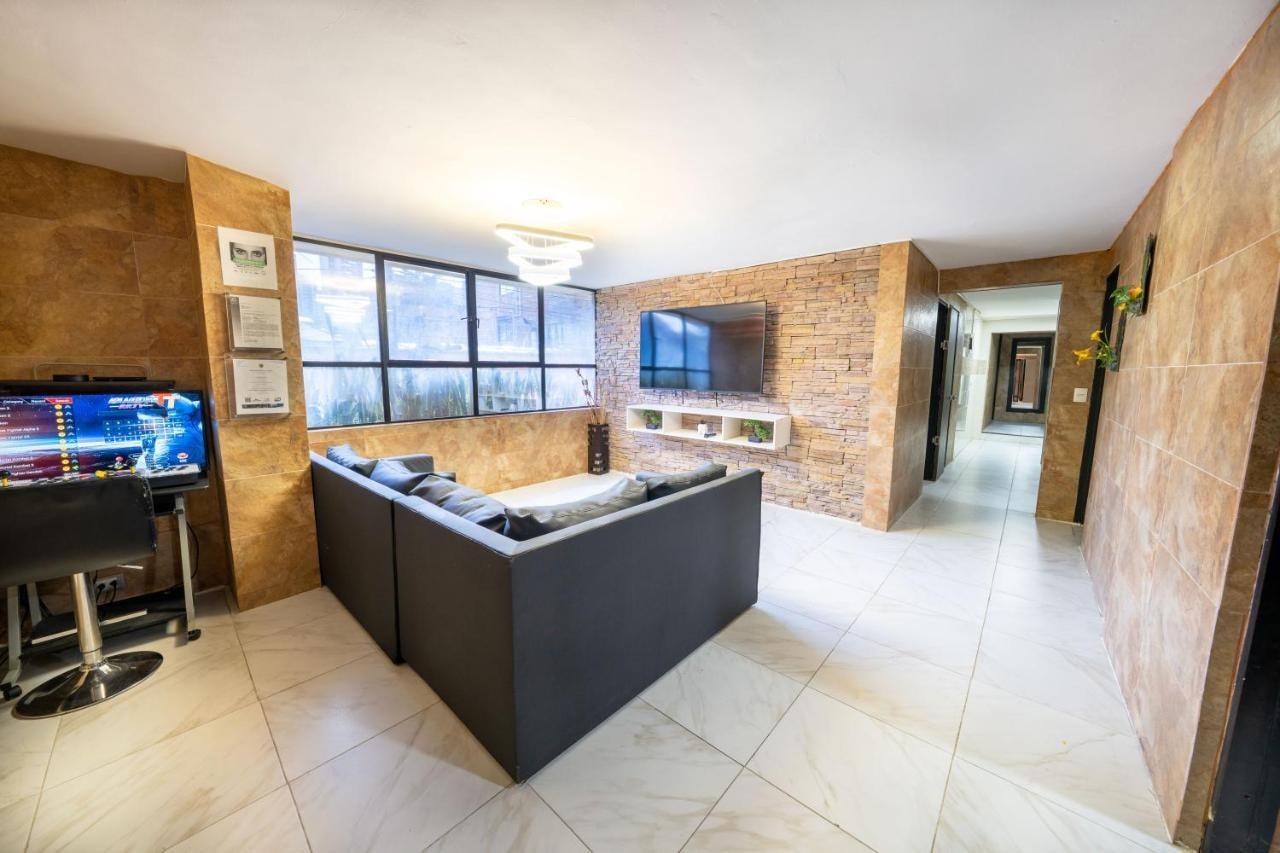 5 Bedroom - 1 Block from Lleras - P2