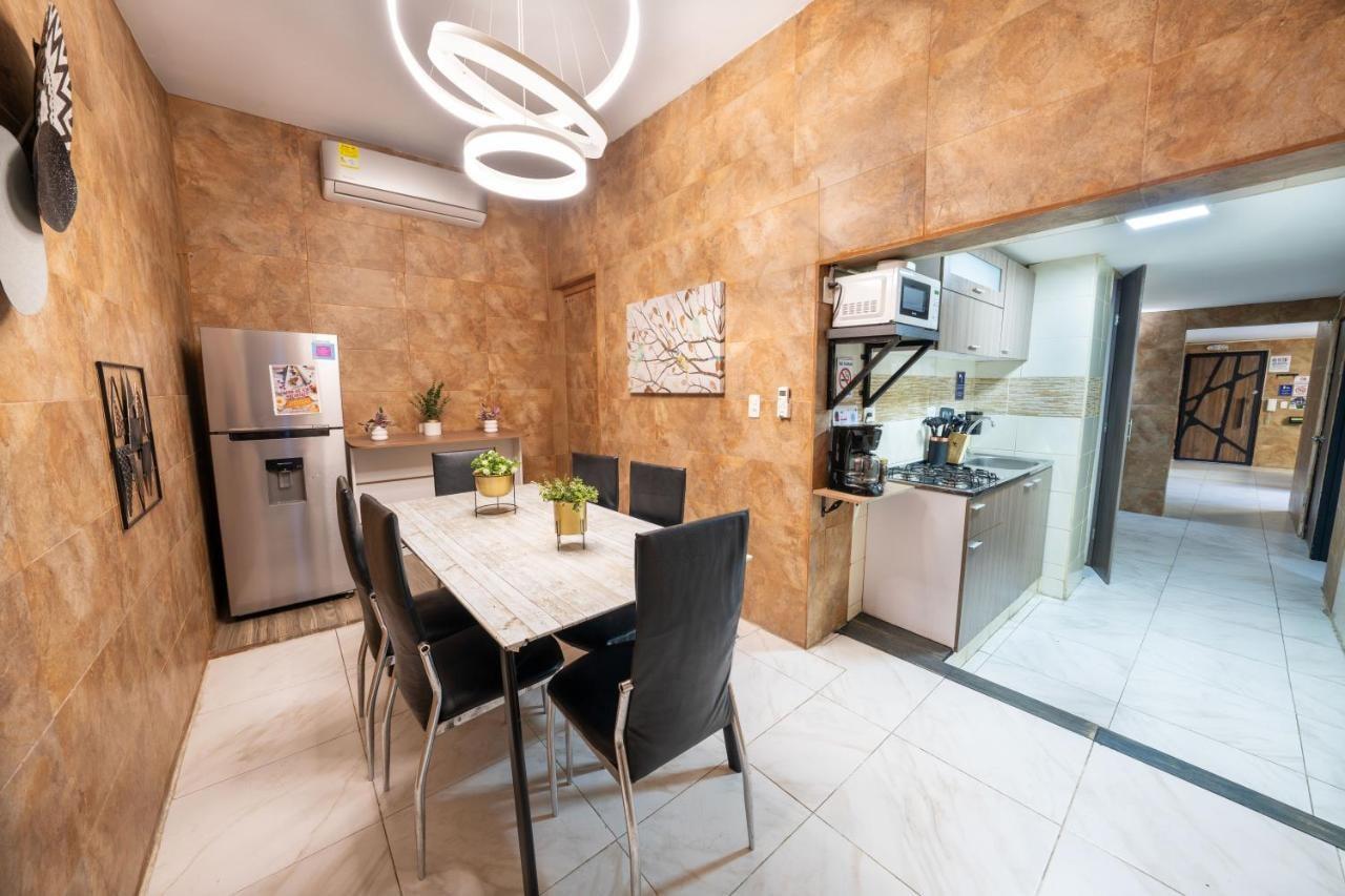 5 Bedroom - 1 Block from Lleras - P2