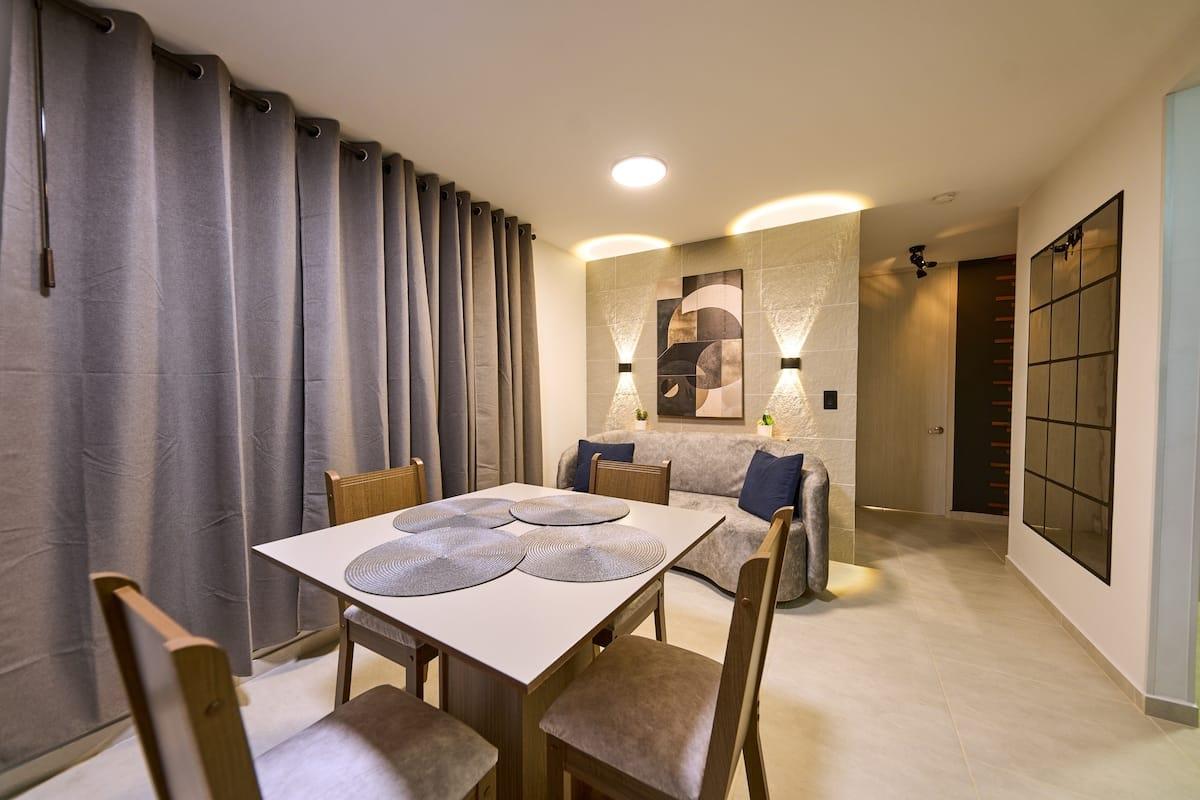 Comedor moderno con mesa para cuatro personas en apartamento Mi segunda morada en Cúcuta