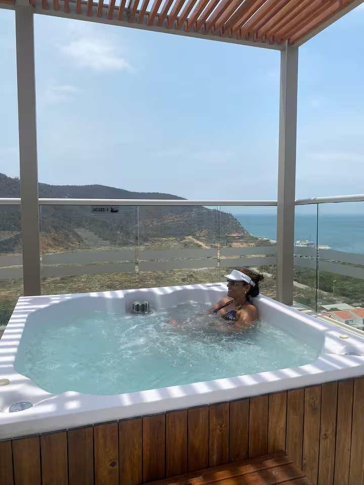 Jacuzzi privado en balcón con vista panorámica al mar en apartamento de Gaira
