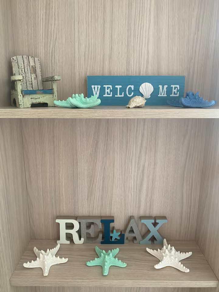 Decoración marina con letrero Welcome y Relax en apartamento vacacional de Gaira