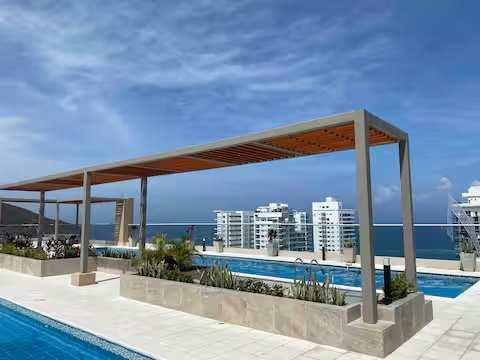 Terraza con piscina y vista al mar en apartamento Salguero Suites Gaira Santa Marta