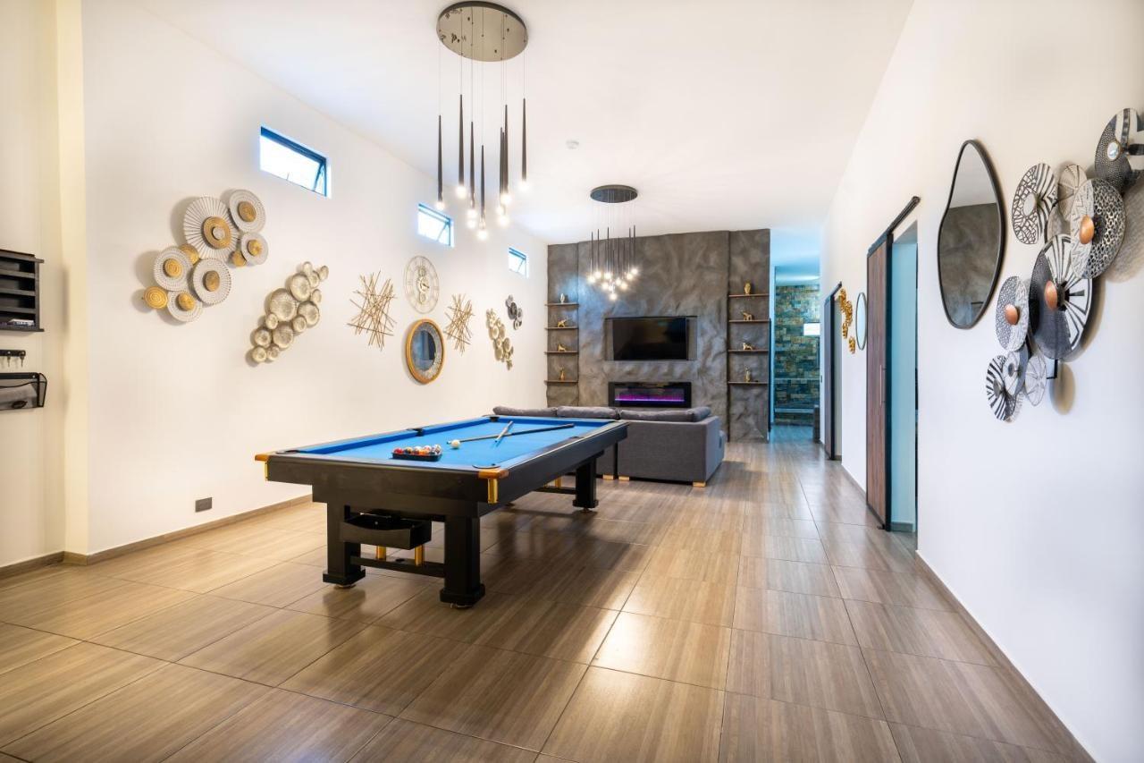 Sala de juegos con mesa de billar azul en apartamento moderno cerca de Lleras en Medellín