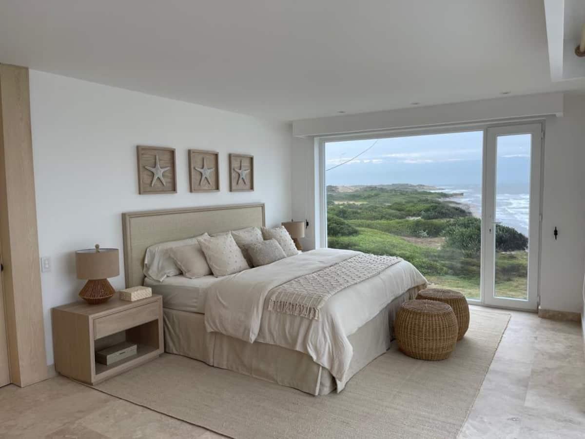 Habitación principal con vista al mar en casa vacacional D Hozt Punta Cangrejo en Juan de Acosta