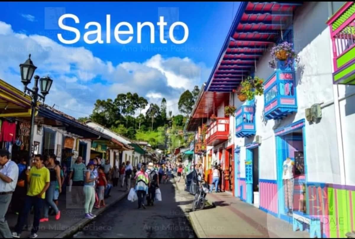 Vista del colorido pueblo de Salento con casas tradicionales y turistas, cerca de Montenegro Quindío