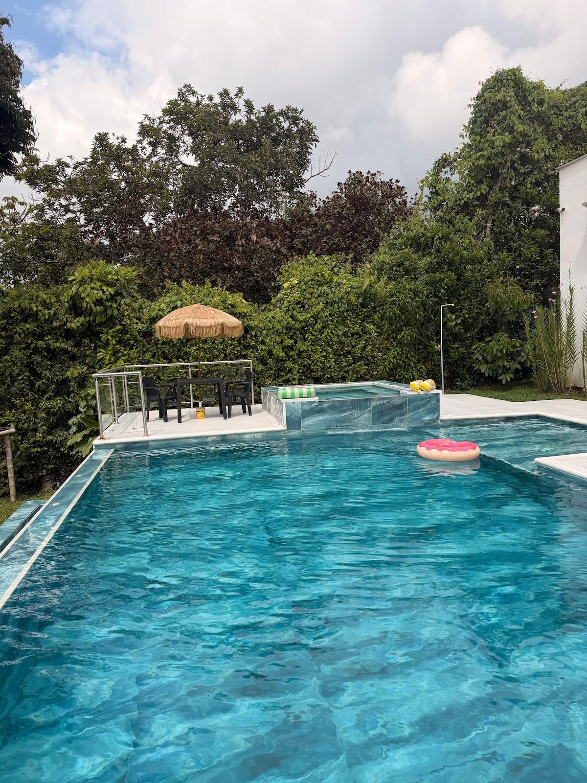 Piscina privada con agua cristalina y zona social en casa vacacional Montenegro Quindío