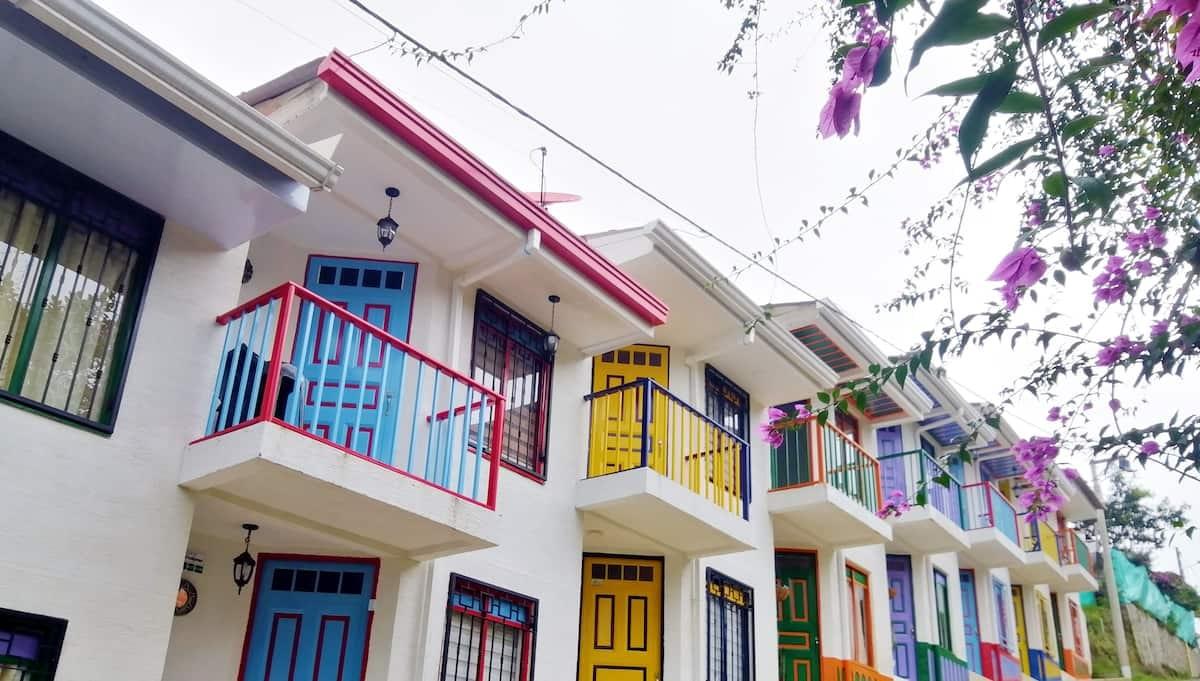 Fachada colorida de casa vacacional Brisas del Quindío con balcones multicolores en Montenegro