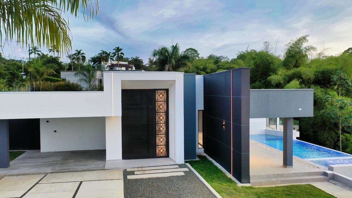 Fachada moderna de casa vacacional con piscina y diseño contemporáneo en Montenegro Quindío