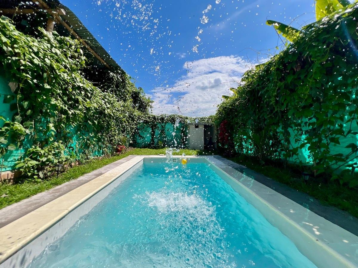 Piscina privada con agua cristalina en casa vacacional Brisas del Quindío en Montenegro