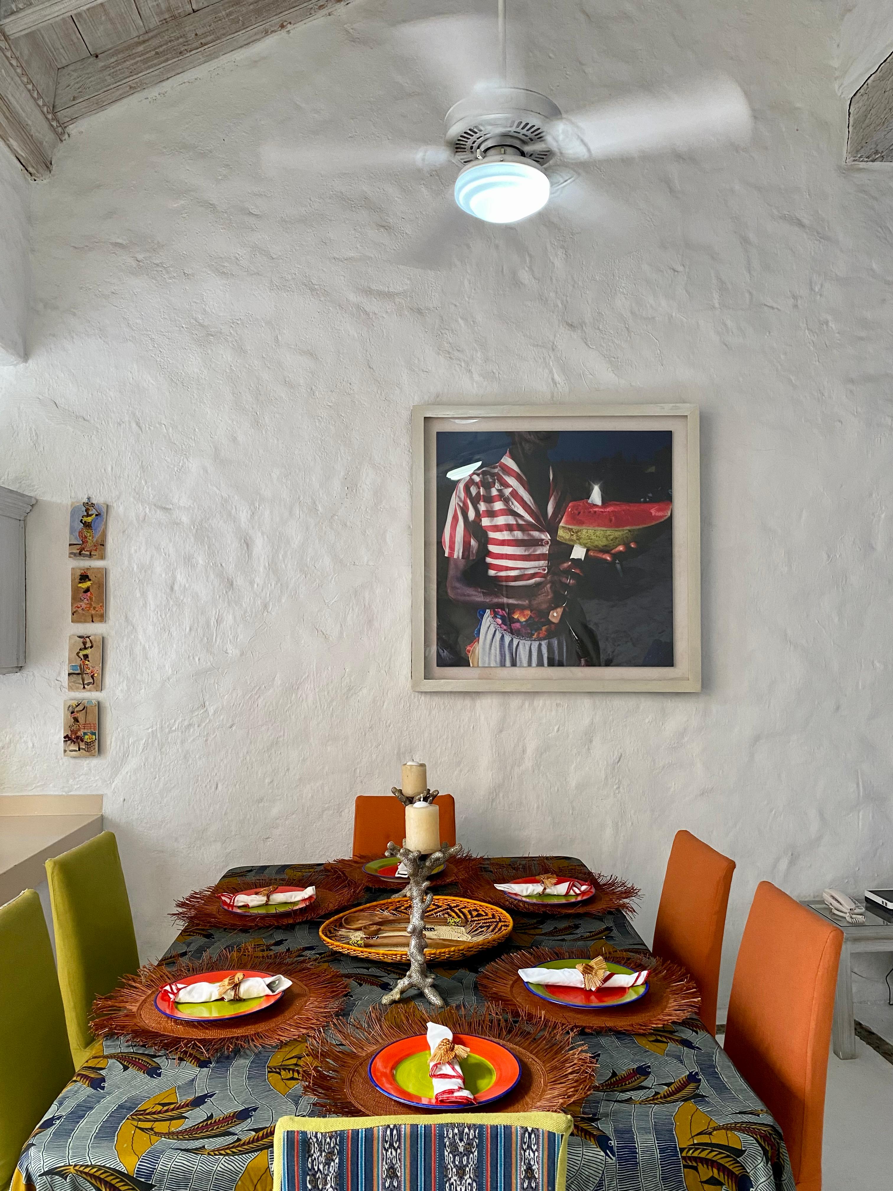 Comedor con decoración colorida y arte local en casa privada de Cartagena de Indias