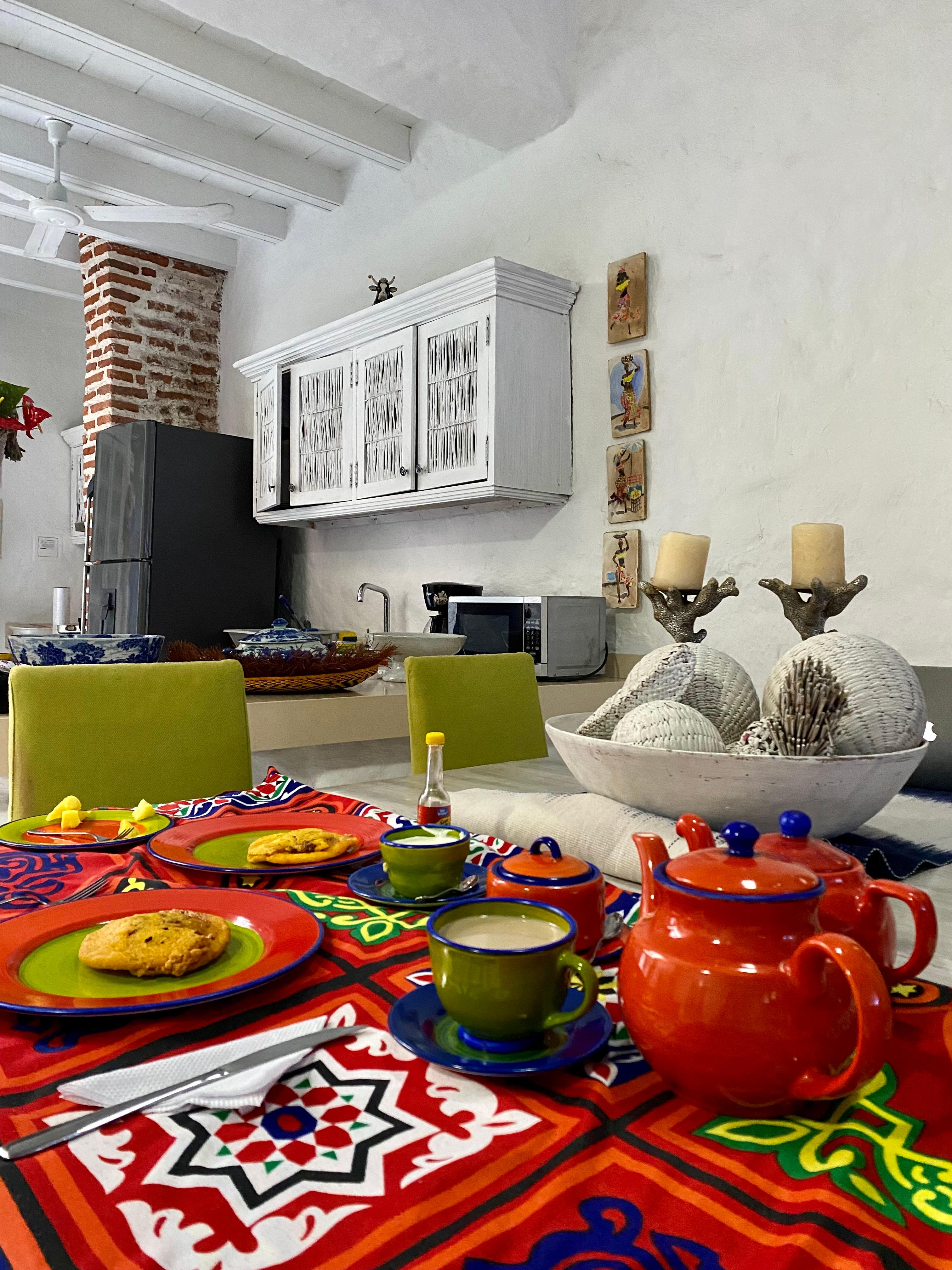 Cocina abierta con comedor colorido en casa privada de Cartagena de Indias con decoración tradicional
