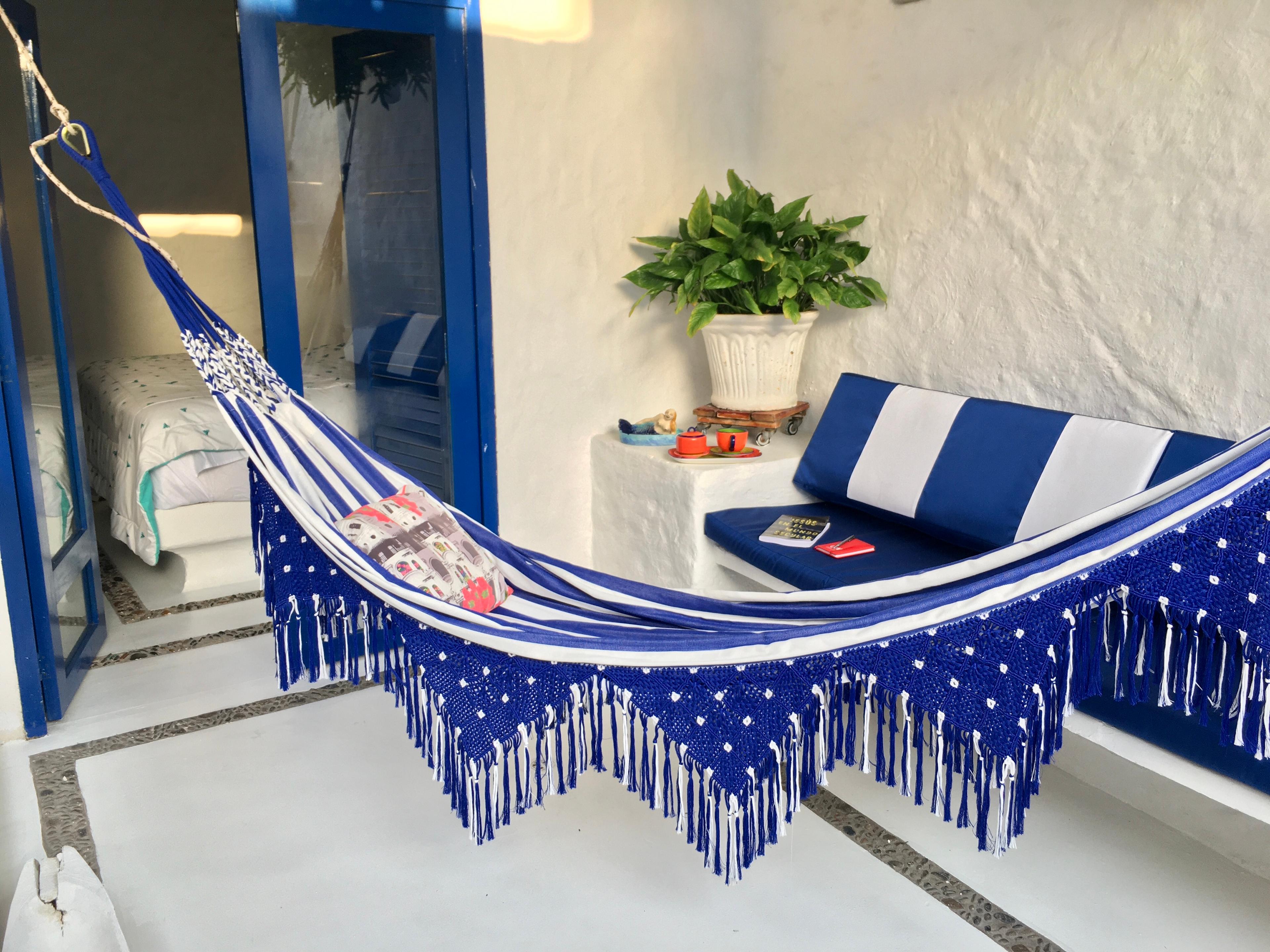 Hamaca azul con flecos en terraza de casa privada en Cartagena de Indias con decoración mediterránea