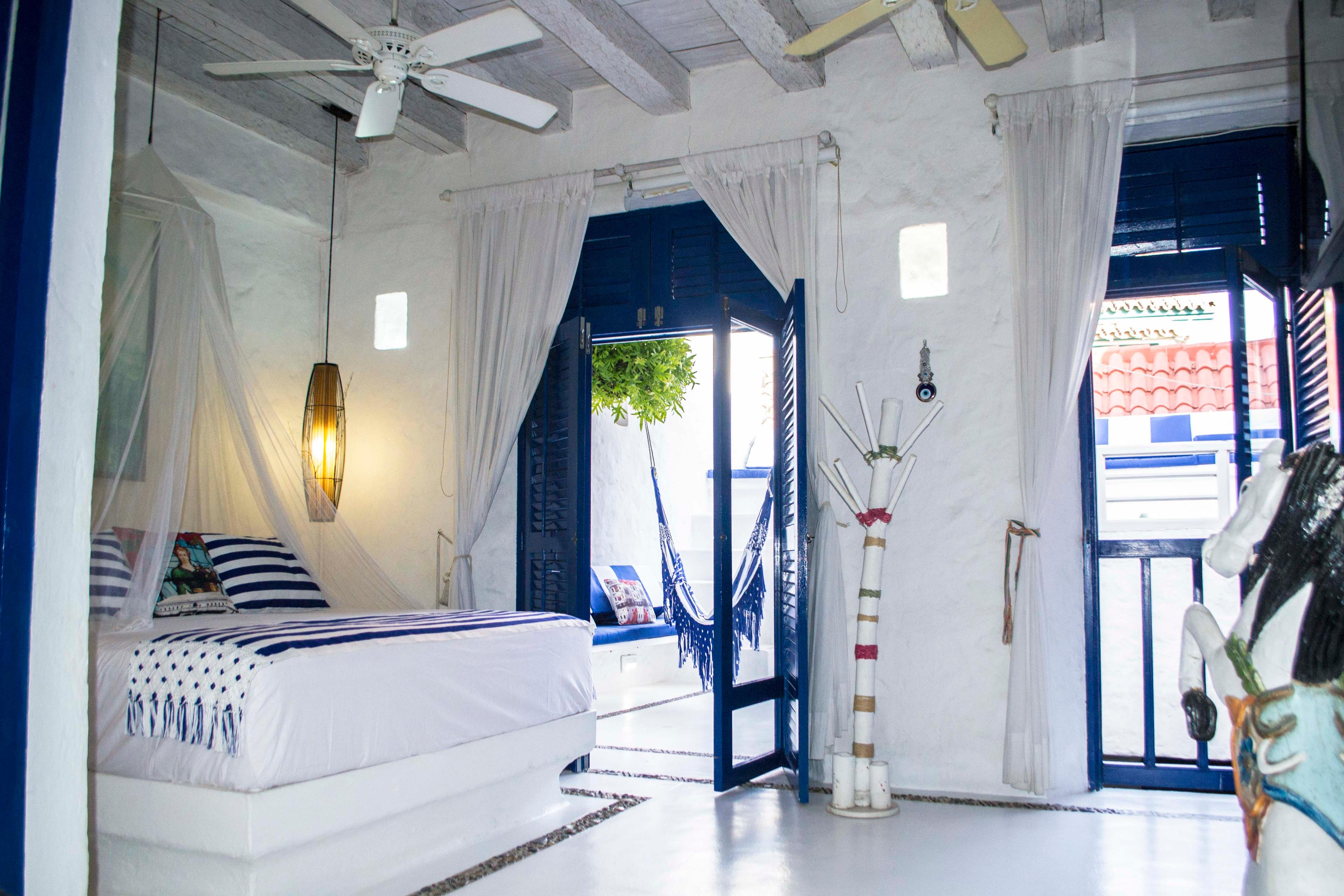 Habitación principal con cama dosel y decoración azul blanco en casa privada Cartagena de Indias