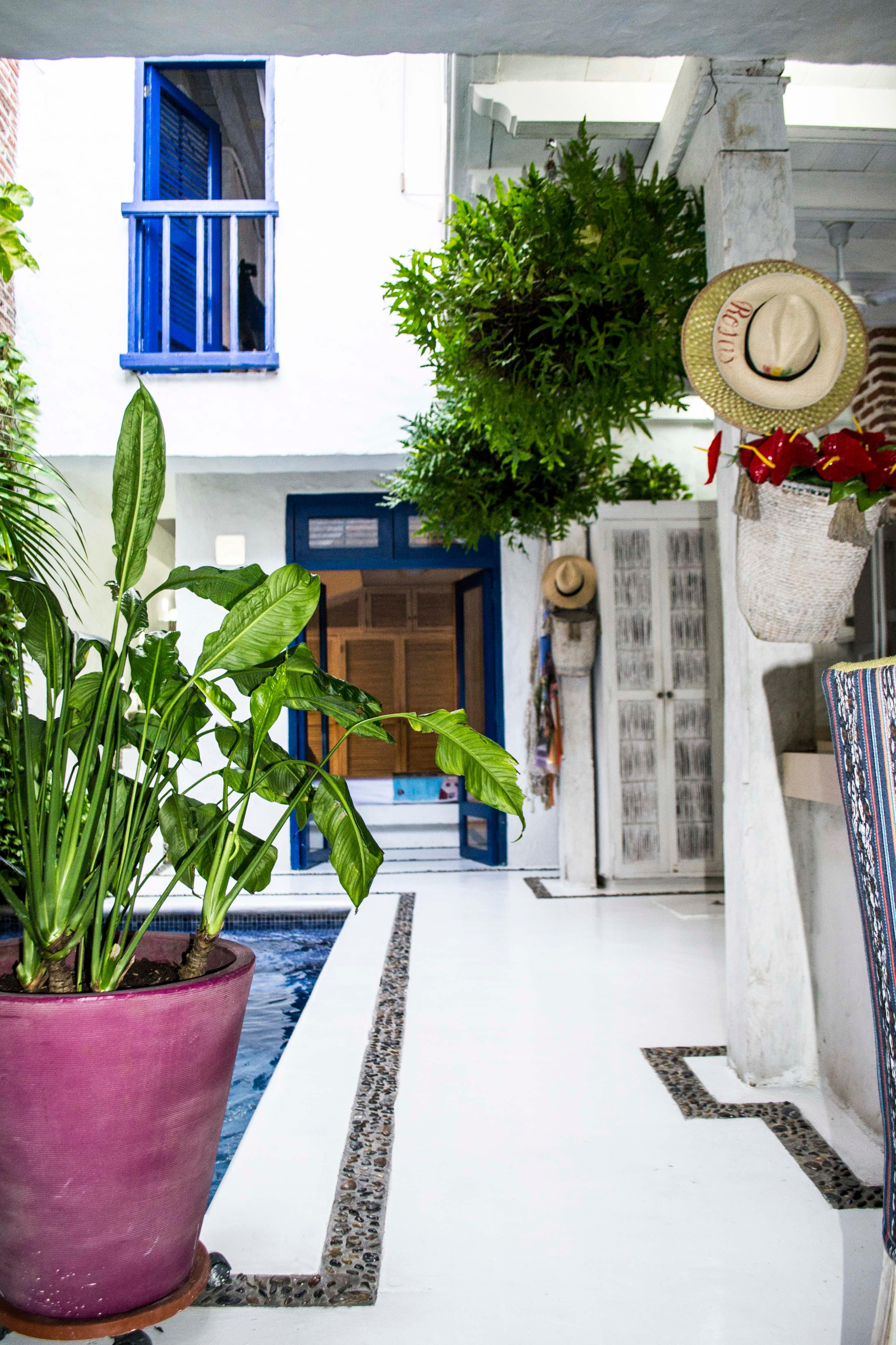 Patio colonial con plantas tropicales y arquitectura tradicional en casa privada de Cartagena de Indias